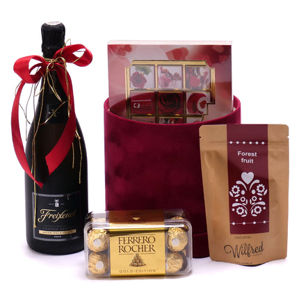 03000446_darcekovy-zamatovy-cerveny-box-freixenet-negro