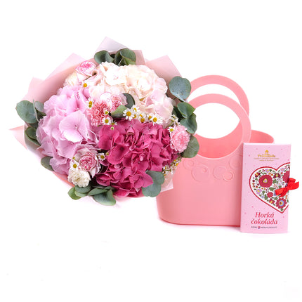 03001052_kvetinova-taska-sweet-farebne-hortenzie-karafiaty-a-cokolada