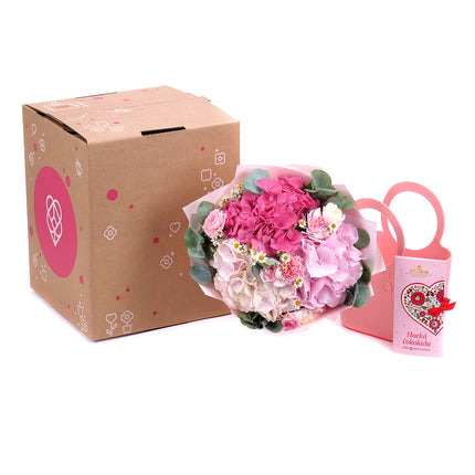03001052_kvetinova-taska-sweet-farebne-hortenzie-karafiaty-a-cokolada