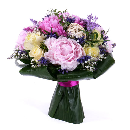 Lady ružové pivónie s levanduľou