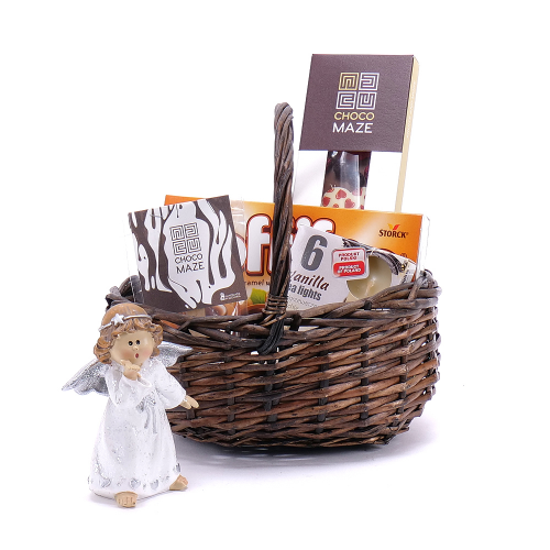 Darčekový prútený košík s čokoládou a anjelom