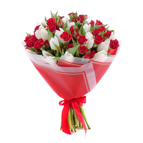 Sweet biele tulipány a červené trsové ruže