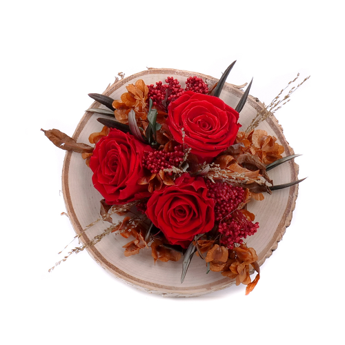 In eterno červené ruže na dreve