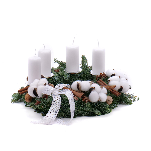 Adventný veniec zo živej čačiny biele sviečky