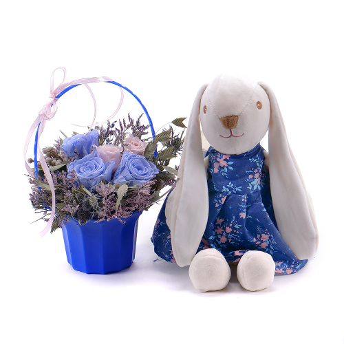 Darčekový set In eterno modrý košík modré a ružové ruže a plyšový zajačik