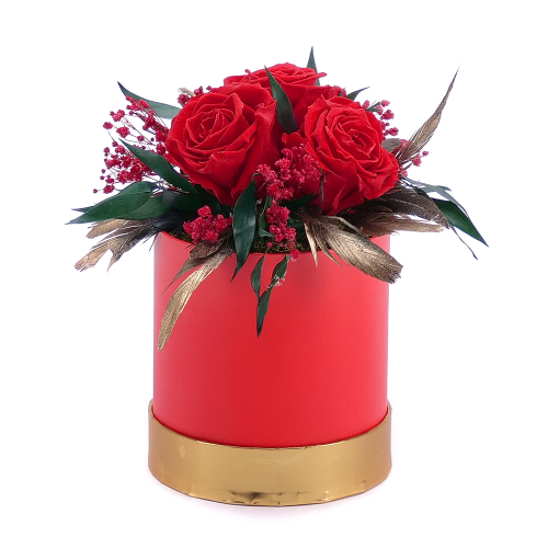 In eterno červený okrúhly box tri červené ruže perie