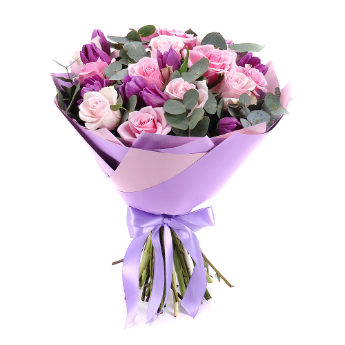 Sweet ružové ruže a fialové tulipány