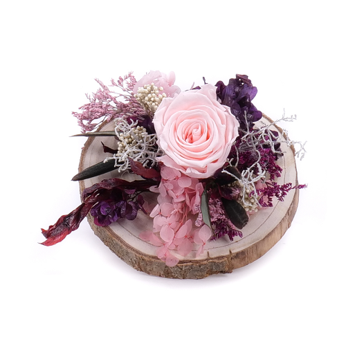 In eterno ružová ruža na dreve