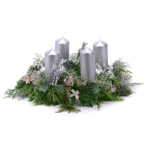 Adventný veniec zo živej čačiny strieborné sviečky
