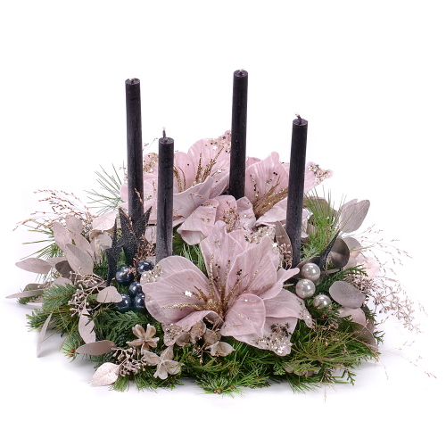 Adventný veniec zo živej čačiny čierne kónické sviečky