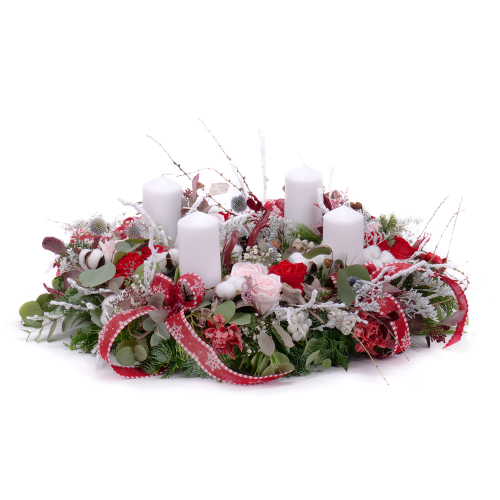 Adventný veniec zo živej čačiny biele sviečky preparované ruže a doplnky