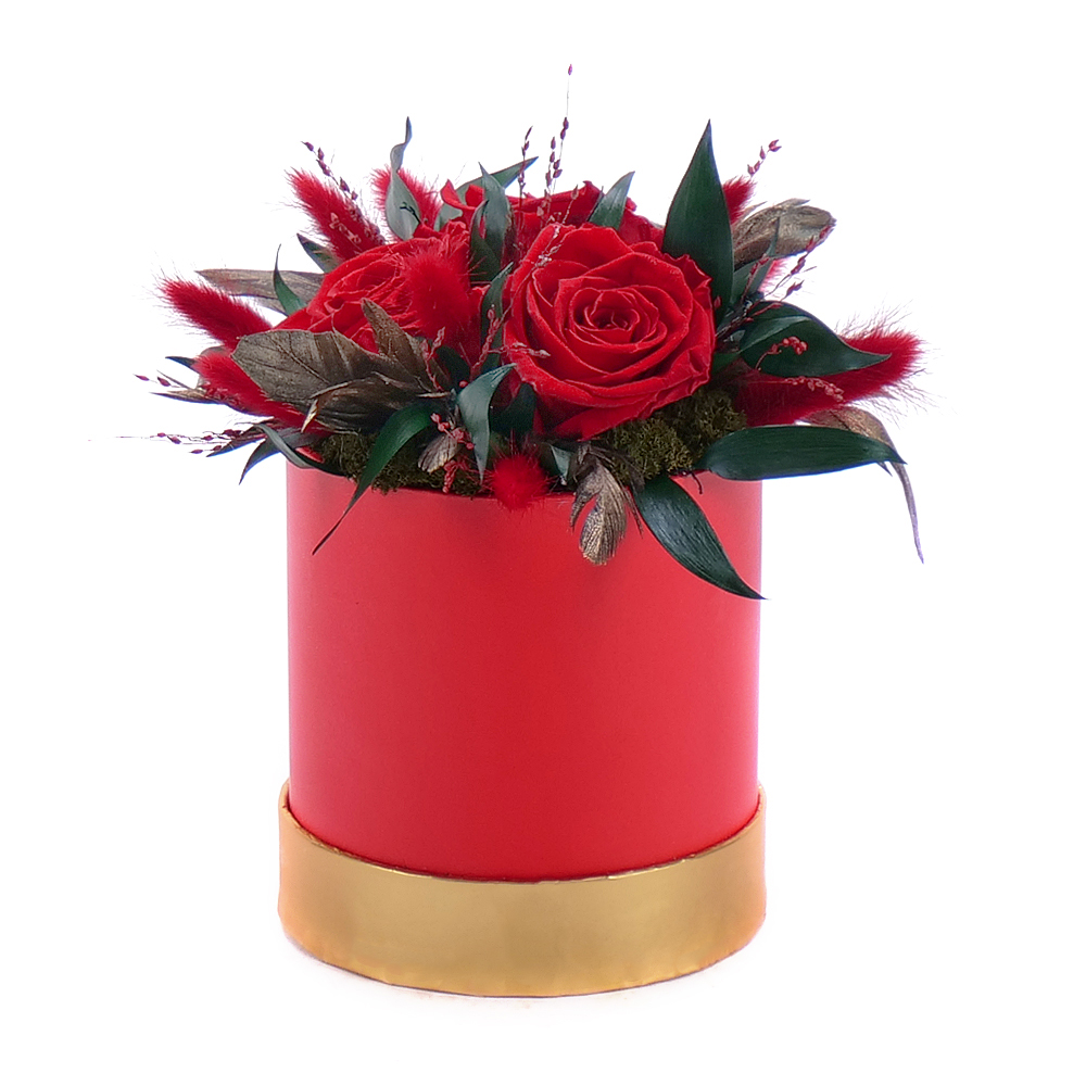 In eterno červený okrúhly box tri červené ruže perie